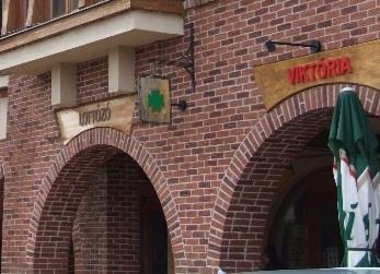 A településközpont területén önálló betűkből álló, az épület arculatához