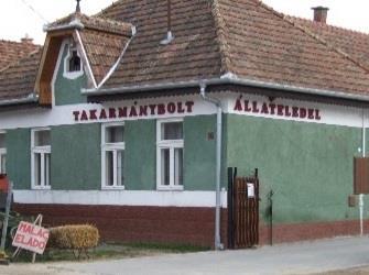 Az új épületeknél a cégfeliratok helyét már a homlokzat tervezésekor