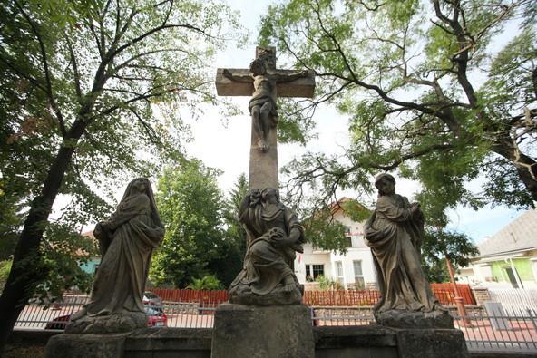 Esterházy Pál László, és 1778 novemberében szentelték fel. A 2012. évi belső felújítás során XVIII. századi kriptát és a középkori templom maradványait is feltárták az épületben.