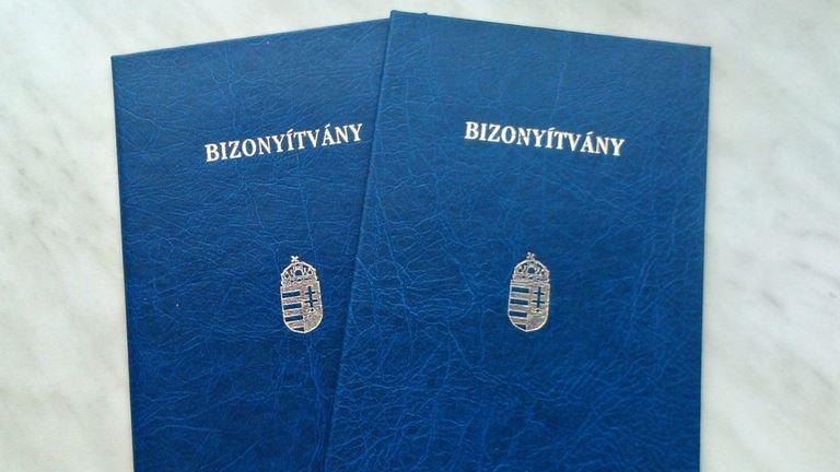 30 túl nagy önértékelést adni a gyermek számára, mert itt is fenn áll a veszélye, hogy elveszítheti motivációját. Ha megkapja a jó jegyet, akkor miért küzdene?