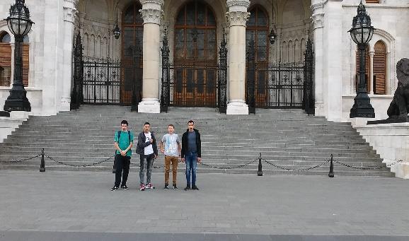 Ebéd után meglátogatták a Parlamentet,