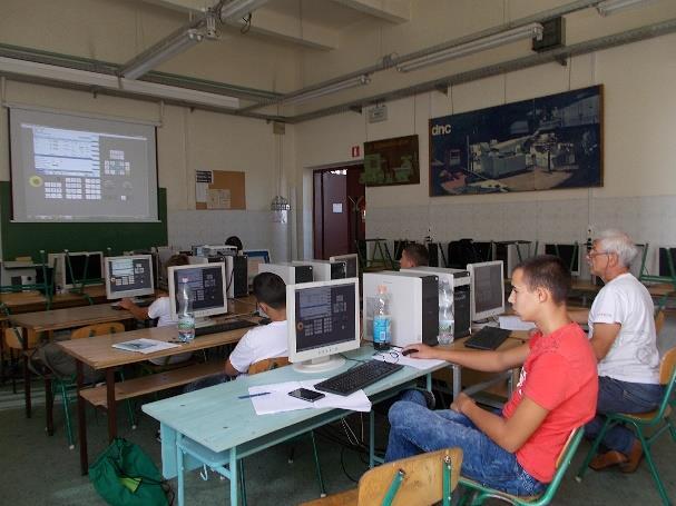 A feladat során használták az előző napokban tanult ciklusokat (nagyolás, simítás, kontúrok megírását).