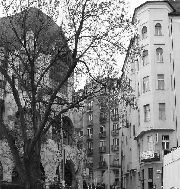 7/7 2 Új OTÉK A két épület (árnyékoló és beárnyékolt) városi szituációja A vizsgált épület A természetben Budapest I.