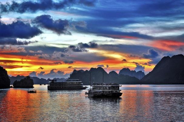 H-12 3 NAPOS HAJÓKIRÁNDULÁS: A HALONG ÖBÖL ÉS HAI PHONG 1. nap: Hanoi Den Do - Halong öböl Ezen a reggelen megkezdjük 3,5 órás utunkat a Halong öböl felé.