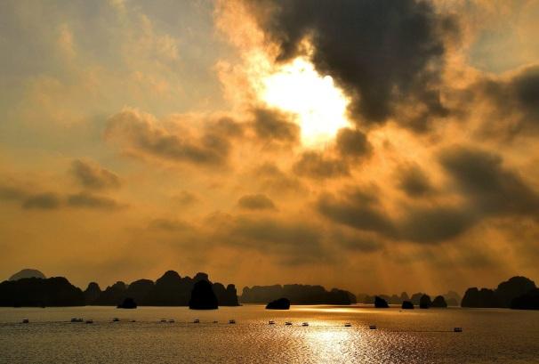 A nap vége felé ismét horgonyt vetünk éjszakára a szigetek közti egyik csendes öbölben. A vacsorát a hajón szolgálják fel, ezt az éjszakát is a Halong - öbölben, a hajón töltjük. 3.