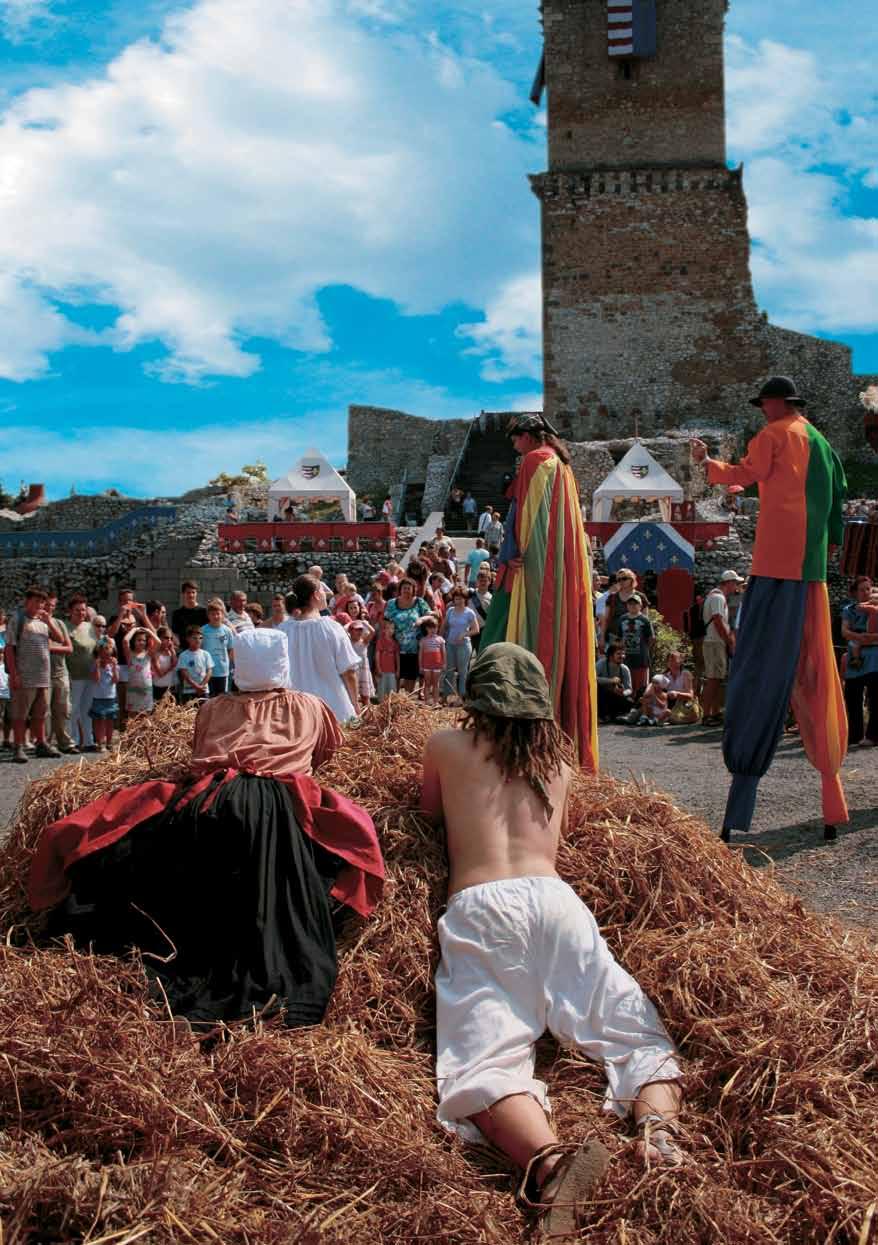 Fesztiválok Fesztiválok MISKOLC A Városház tértől Diósgyőrig közlekedett az ország első autóbuszjárata, s a főutcán a vidék első villamosa (1897).