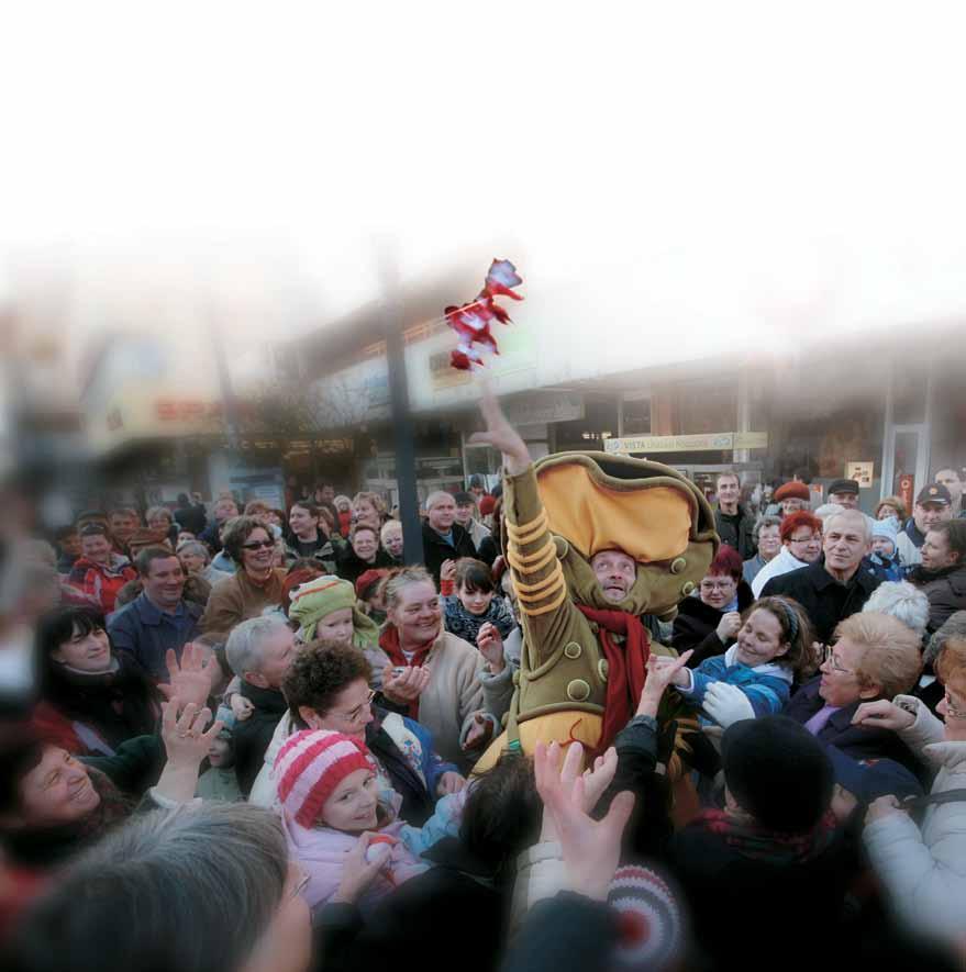 kézművesek sokasága várja a vendégeket.