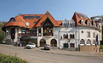 hu A hotel a Barlangfürdőtől 100 m-re található.