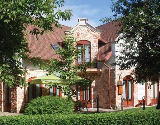 A 39 szoba mindegyike légkondicionált, és a mozgáskorlátozott vendégek részére speciálisan berendezett szobával rendelkeznek. Lévay Villa Hotel***+ Lévay u. 13., +36 46 500 890 www.
