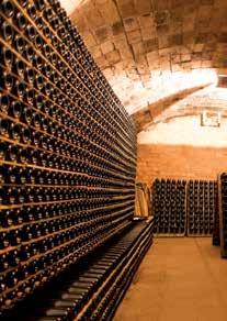 5 332 Ft/l 3 Pezsgok Az első pezsgőt 1670-1715 között, a hautvilliersi Szent Benedek-rendi apátság pincevezetője, Dom Pierre Pérignon készítette, úgy, hogy parafa-dugóval zárta le az üveget, amelyet