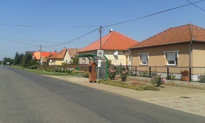 A település külterületén, kis szakaszon áthaladó jelentősebb mesterséges vízfolyás a Mária kerti főfolyás.