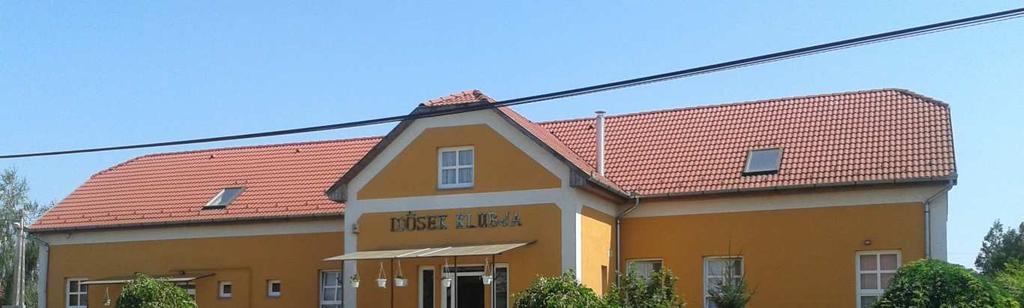 Utcával párhuzamos tetőgerincű