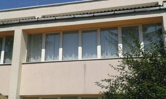 A közösségi célú épületeken hosszanti kialakítású, keskenyebbnek tűnő ablakokat figyelhetünk meg.