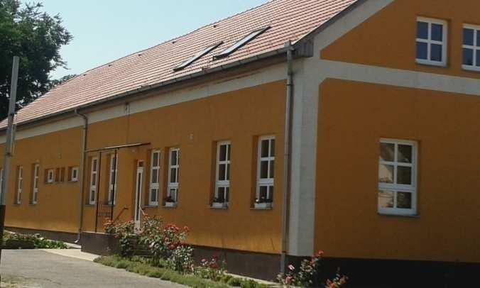 Összefoglaló ajánlás: - köz és szolgáltató épületek Középületeinken a funkcióhoz igazodó méretű és formájú ablakok