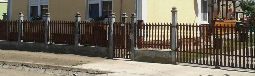 Jó példái annak, hogy a hagyományos mellett megférnek a modern anyagok, kialakítások is.
