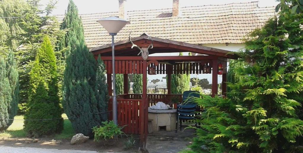 Lehetőleg könnyen felújítható, vízáteresztő burkolatot alkalmazzunk. A kevéssé használt részeken dekoratív, régi téglából alakíthatunk ki járófelületet.