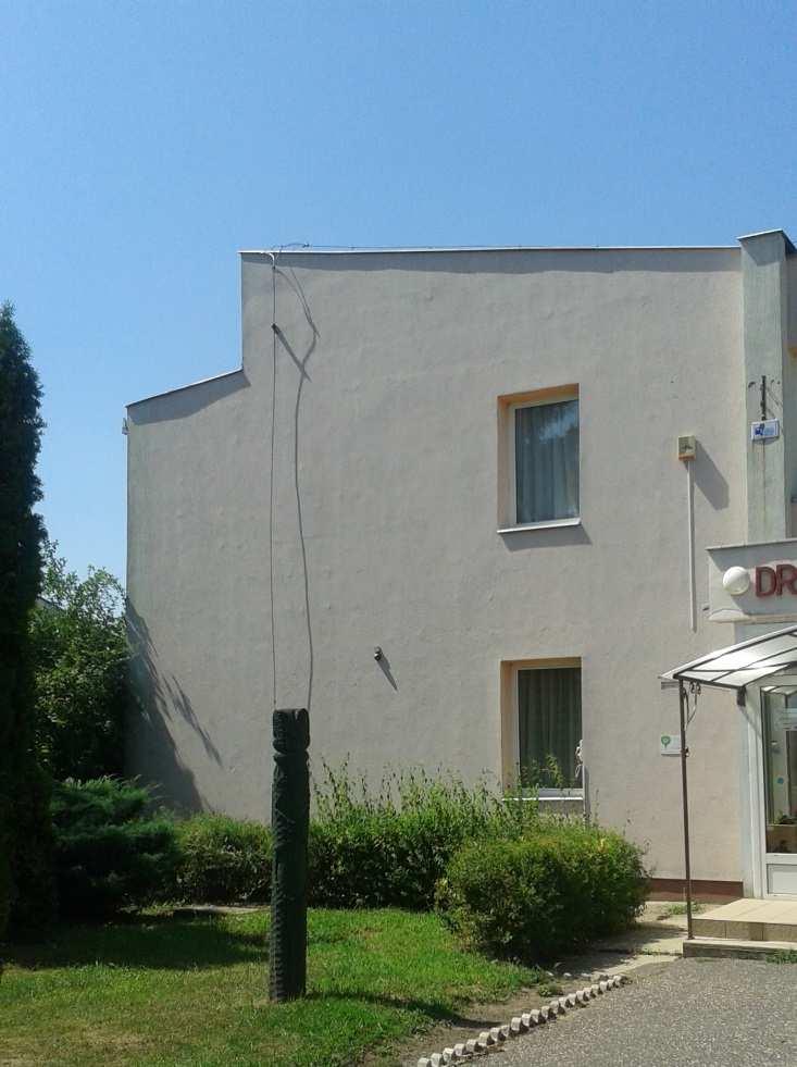 DÓSA ISTVÁN ÁLTALÁNOS ISKOLA Az épület mozgalmas tömeg és homlokzat