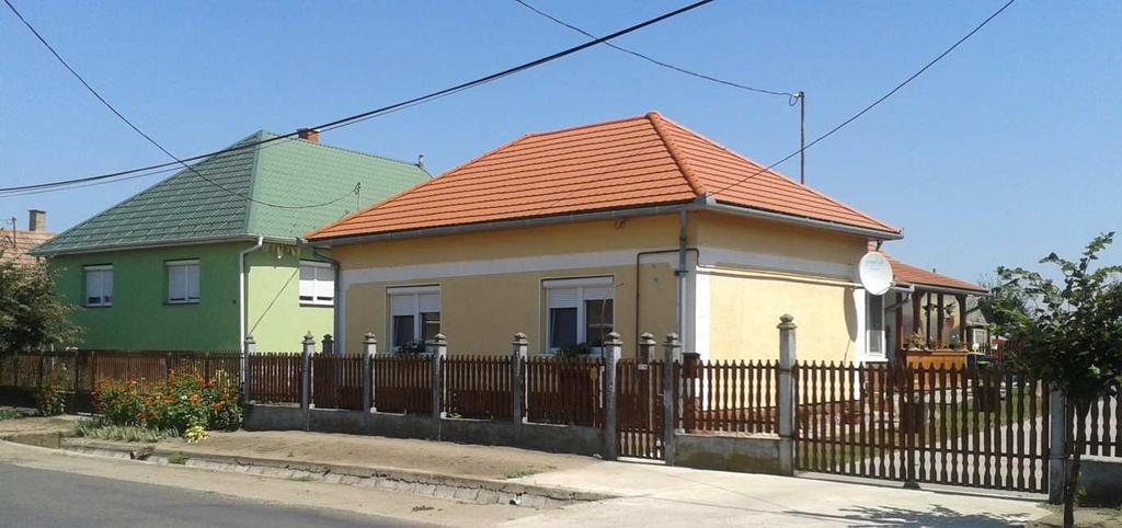 fém kerítésbetétjei által