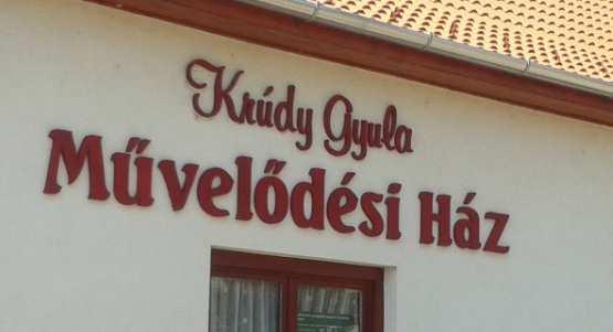 A térbeli betűkből készülő tájékoztató illik az épülethez.