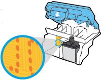 Tartsa a nyomtatófejet a két oldalánál fogva úgy, hogy az alja felfelé mutasson, és keresse meg az elektromos érintkezőket a nyomtatófejen.