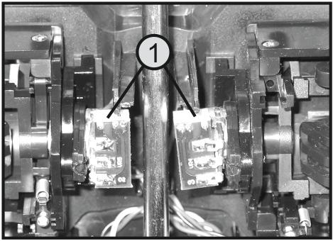 Ekkor a csavart a beállító mechanikával könnyen felemelheti, a húzórugót (4) kiakaszthatja és kompletten kiveheti az irányító szerkezetből.