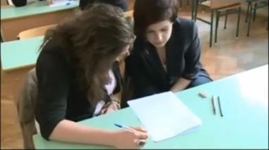 ISKOLAI ÉLET Első lett az Eötvös csapata A Magyar Ifjúsági Vöröskereszt megyei drogprevenciós vetélkedőjén első lett az Eötvös csapata: Hirsch Barbara, Maráczi Nikolett, Mascher Viktória, Varga Judit.
