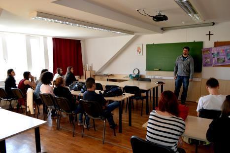 Verskommandó az Eötvösben ISKOLAI ÉLET Váratlan vendéghez volt szerencsénk az iskolában.