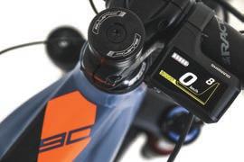 A szerény, E8000-es termékkód alatt futó rendszer nem más, mint egy eszköz, amellyel a mountain bike-osok kiszélesíthetik kerékpározásuk spektrumát.