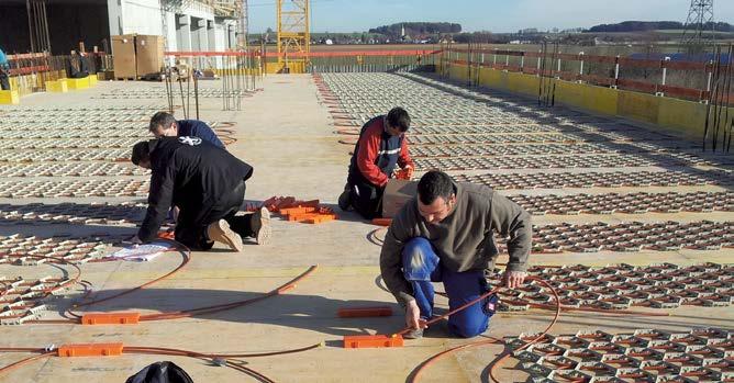 Wavin Tempower CW-90 aktív betonos felületfűtési és -hűtési rendszer Az elrendezés után a panelokat a korrózió elkerülése érdekében rozsdamentes szegekkel