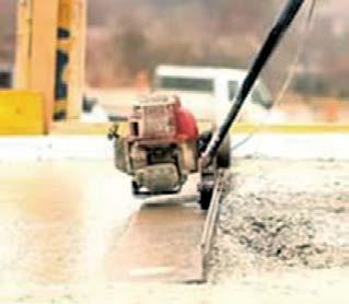 Bezsaluzott öntött betonfödém és a betonozás utáni vibrálás tőcsövekre történő rákötés.