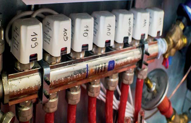 Az alsó szinten a vezetékes BUS- míg az emeleteken a vezeték nélküli inels RF Control rendszer működik és vezérli,
