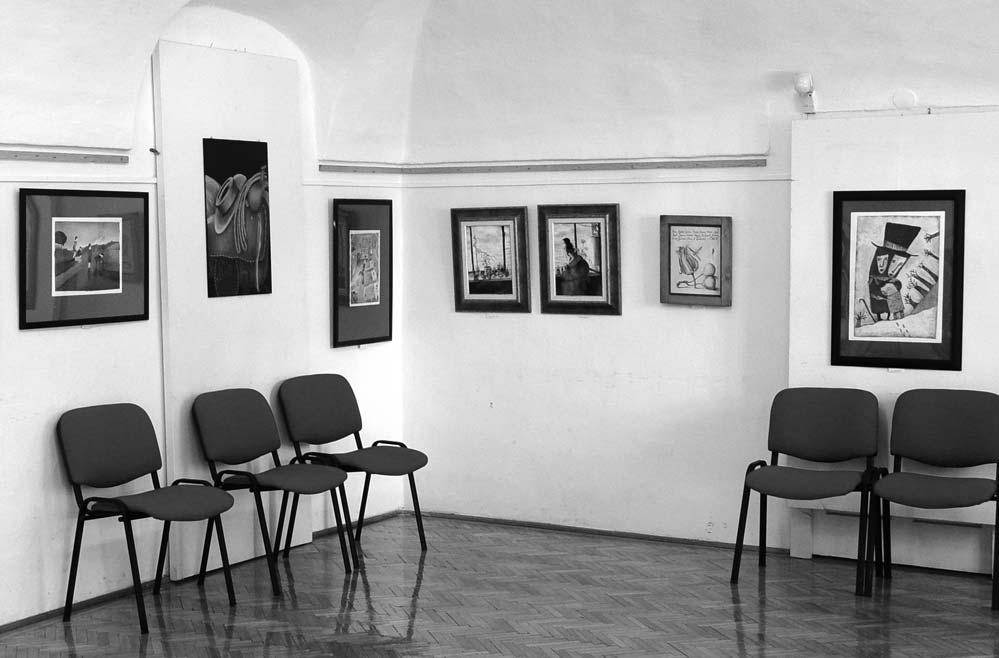 Tagja a Magyar Rézkarcolómûvészek Országos Egyesületének, a Fiatal Képzômûvészek Országos Egyesületének és a Magyar Alkotómûvészek Országos Egyesületének.