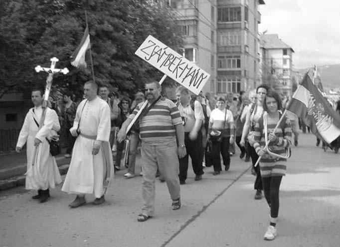 Nagyvárad érintésével rövid pihenôt tartottunk a Király-hágónál, gyönyörködve a csodás kilátásban. Közeledve szállásunk felé, Bögöz községben megálltunk. A falunak XII. sz-i eredetû, a XV.