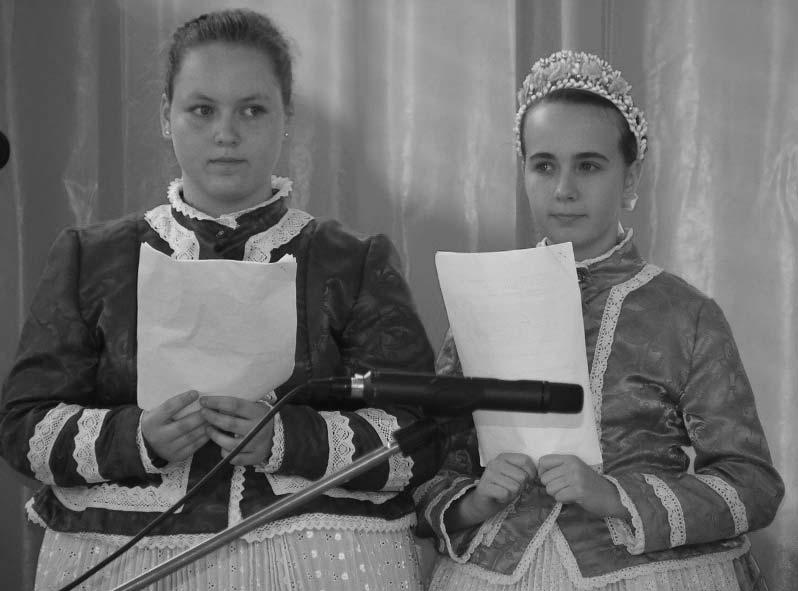 a osztály minden tagja lelkesen kivette részét a Csipkerózsika (Dornröschen) színdarab elôkészítésekor.
