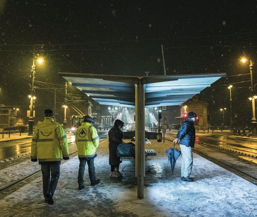 8 MENHELY ALAPÍTVÁNY Krízisautó A Krízisautó működésének célja, hogy a téli időszakban napi 24 órában Budapest és Pest megye területén krízishelyzetbe került fedél nélkül élőknek olyan képzett és