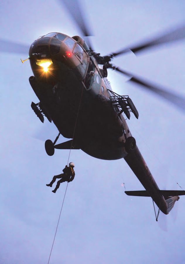 Az ilyen képzettségű szakemberekre az angol nyelvben a rescue swimmer kifejezést használják.) Bizonyos esetekben nem hajtható végre a helikopterrel függés.