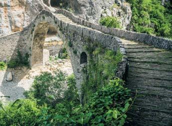 Saranda jelenlegi nevét a Negyven Szentek nevű bizánci templomról kapta, amelynek maradványait a város feletti dombon őrzik. A modern város a török időkben alakult ki.