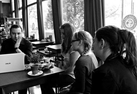Svantner Julianna és Fazekas Márk János Fekete Évával, a hely kitalálójával és megvalósítójával beszélgettünk a Labor Caféról.