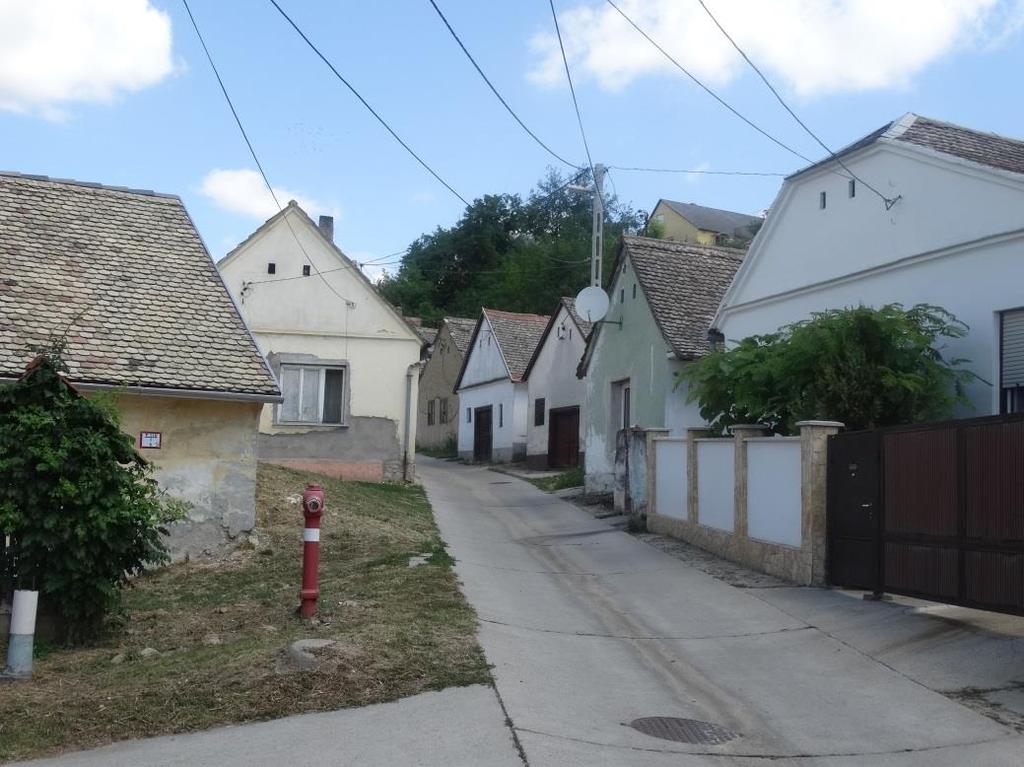 Az épületek általában földszintesek, csak helyenként ékelődött be kétszintes épület. A főépületeket jellemzően utcára merőleges nyeregtetővel, vagy sátortetővel építették.