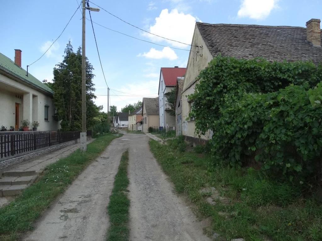 Az ingatlanok kisméretű előkerttel rendelkeznek, azonban néhány esetben előkert nélkül is létesítettek épületeket.
