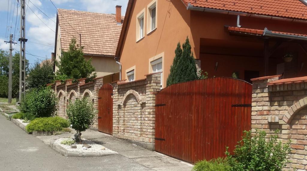 Ezeket az épületeket is jellemzően az oldalhatárra, vagy ahhoz közel telepítették, viszont itt szélesebb házakat is építettek.