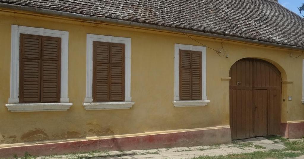 Ajtók, ablakok A terület építészeti értéket is képviselő épületein osztott