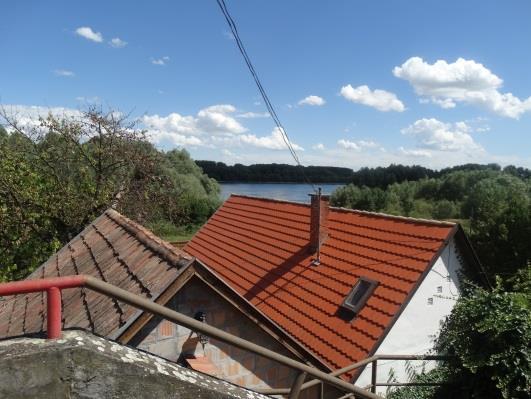 Épületek színezése, anyaghasználat Az épületek homlokzatait vakolt
