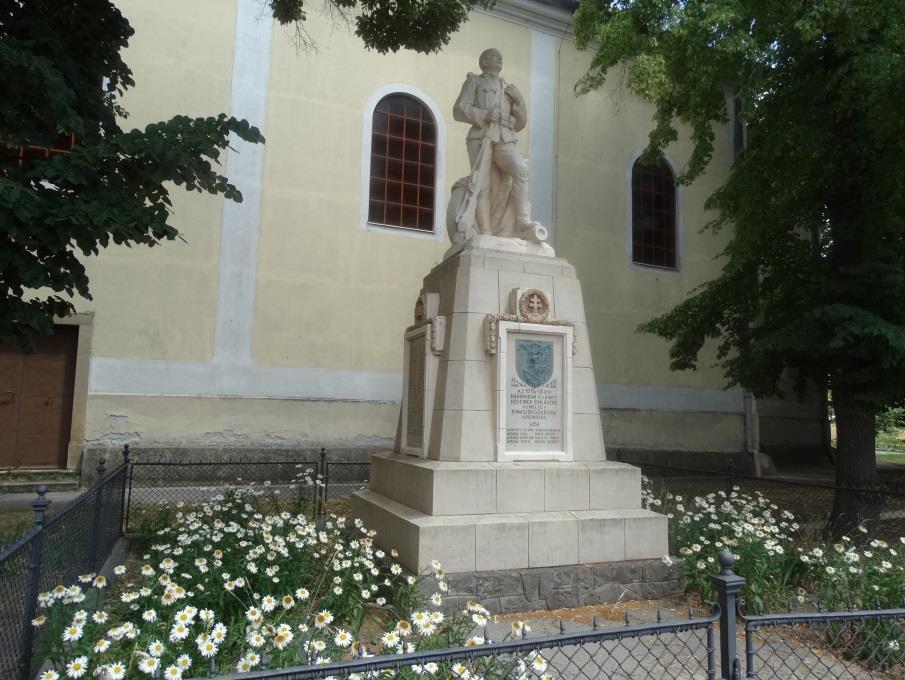 A terület központi, frekventált helye miatt különös figyelmet kell fordítani ezek gondozására, igényes kialakítására.