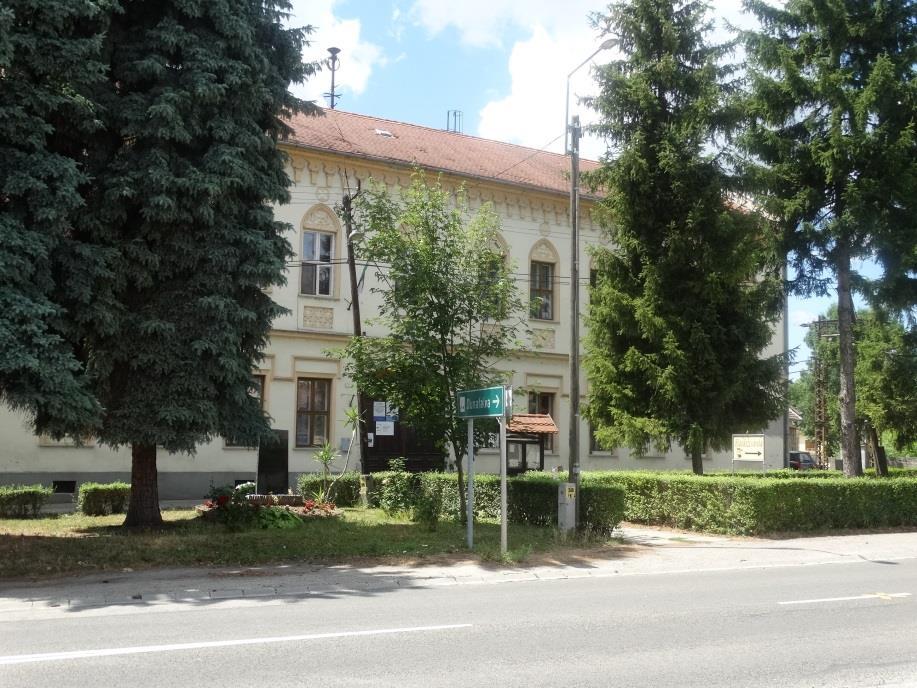 Kerüljük a közterületen a falszerűen kialakított, az utcaképet eltüntető nagyméretű örökzöldek, fasorok ültetését. Kerülendő az indokolatlan tereprendezés.