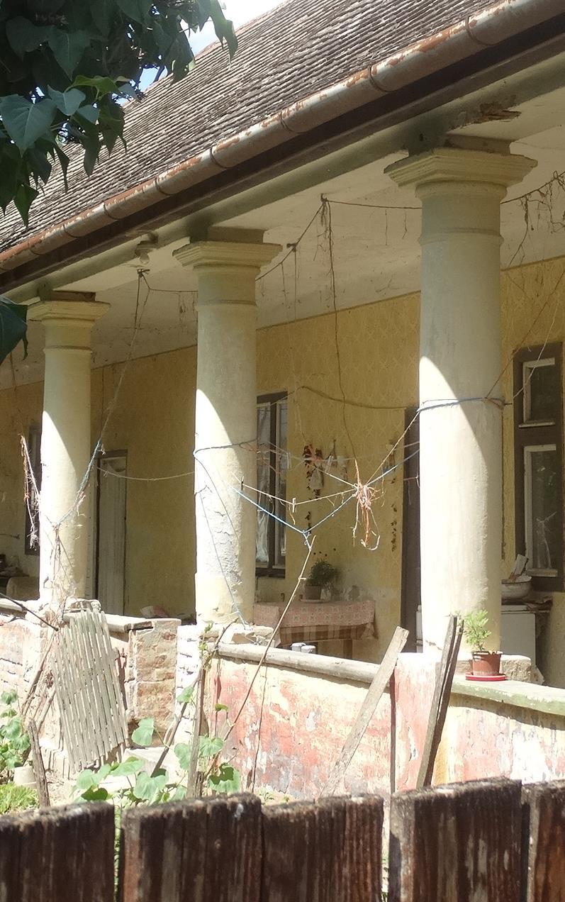 vakolatdíszei, tornácoszlopok