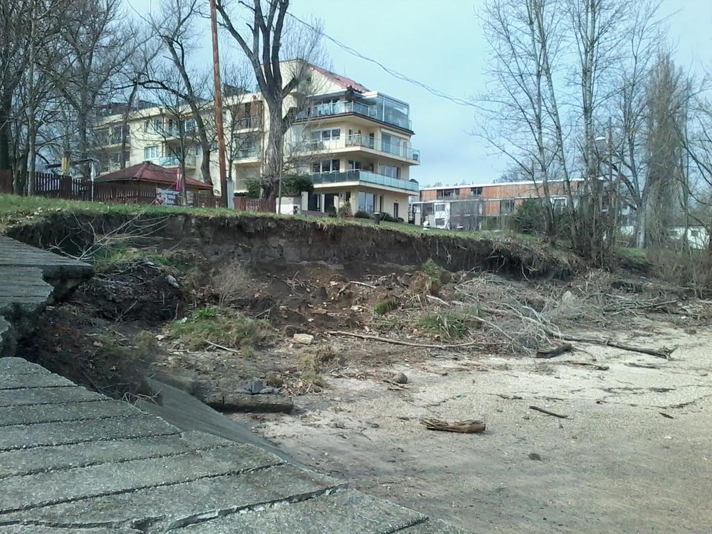 A természetes fürdővizek minőségi követelményeiről szóló 78/2008 (IV. 3.) korm. rendelet alapján fürdésre alkalmas, KIVÁLÓ MINŐSÉGŰ!