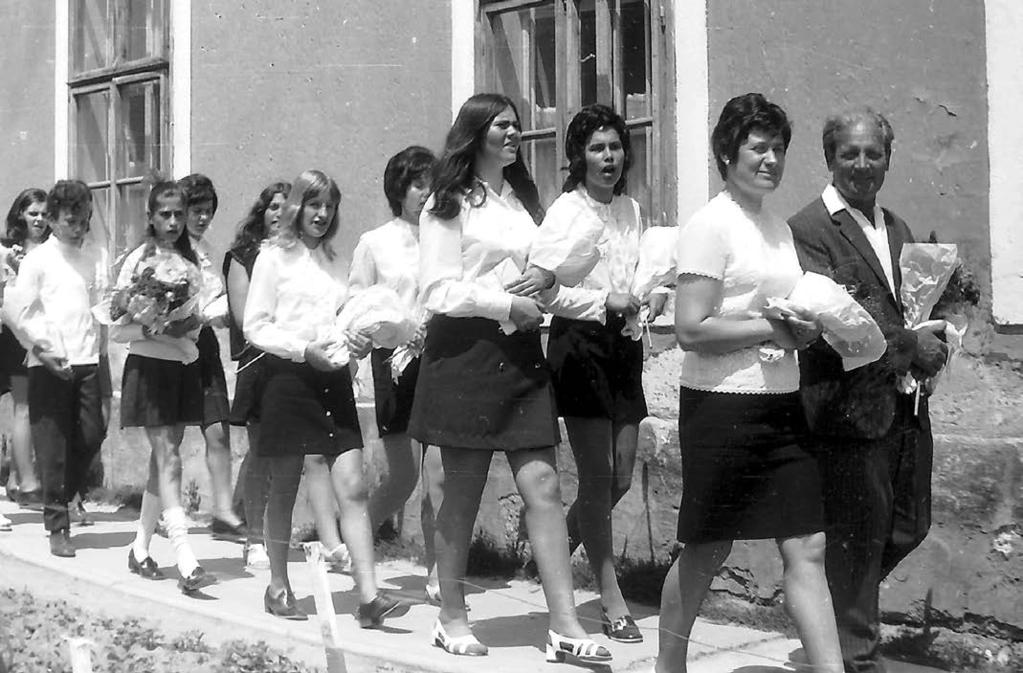 Történelmünk múltja, a XX. század traumái az ô családját is könyörtelenül érintette. 1946-ban szüleit a kiskorú gyermekekkel áttelepítették Magyarországra.