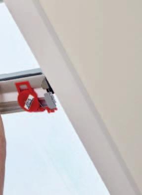 4 Biztonság és védelem A VELUX árnyékolók gyerek biz to sak, zsinór nélkül működtethetők.