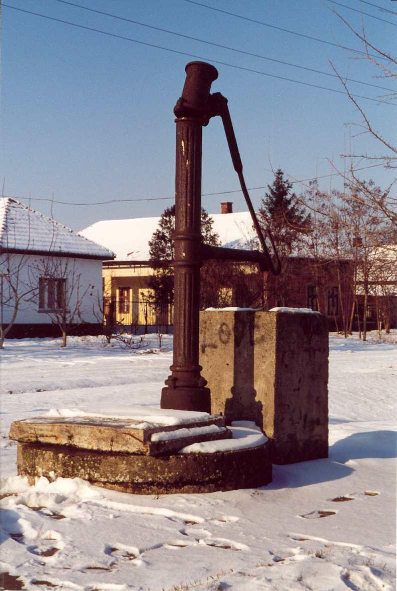 Sorszám: 8. A védendő objektum megnevezése: Vaskút Vizsgálat ideje: Címe: Helyrajzi szám: 246. 2002. augusztus hó Damjanich J. u. 107. (71.